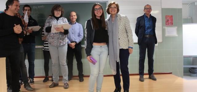 Royo lliura els diplomes als alumnes que han participat en la prova de matemàtiques Canguret