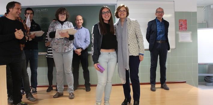 Royo lliura els diplomes als alumnes que han participat en la prova de matemàtiques Canguret