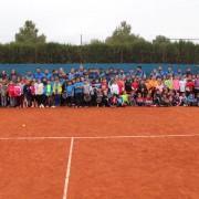 150 xiquets i xiquetes participen en la jornada multiesport de tennis
