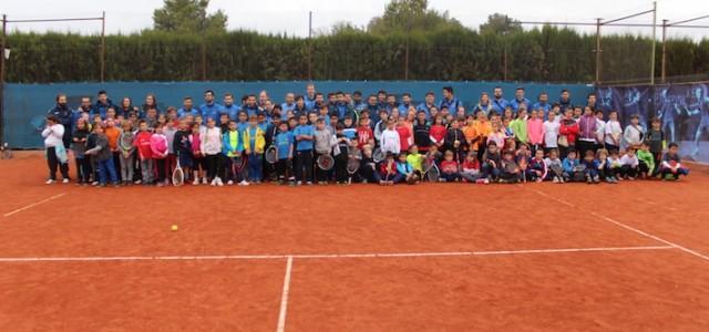 150 xiquets i xiquetes participen en la jornada multiesport de tennis