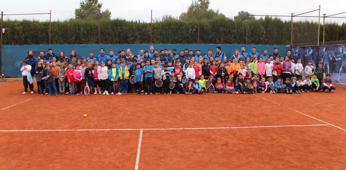 150 xiquets i xiquetes participen en la jornada multiesport de tennis