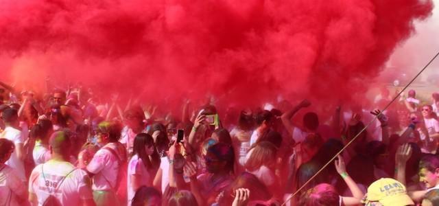 La Holi Colours Run ompli de colors i animació els carrers de Vila-real i atrau a quasi mil persones