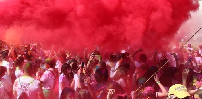 La Holi Colours Run ompli de colors i animació els carrers de Vila-real i atrau a quasi mil persones