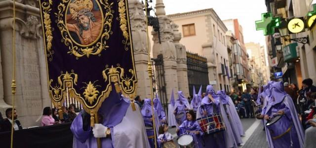 Les confraries i germandats de Setmana Santa realitzen la desfilada processional de Dimecres Sant