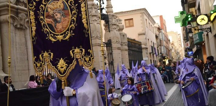 Les confraries i germandats de Setmana Santa realitzen la desfilada processional de Dimecres Sant