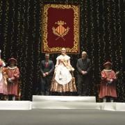 L’Auditori es vesteix de gala per a imposar les bandes a la reina i la cort d’Honor i escoltar el Pregó de Festes