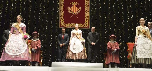 L’Auditori es vesteix de gala per a imposar les bandes a la reina i la cort d’Honor i escoltar el Pregó de Festes