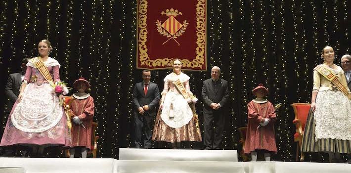 L’Auditori es vesteix de gala per a imposar les bandes a la reina i la cort d’Honor i escoltar el Pregó de Festes