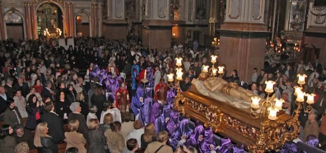 Milers de veïns mostren la seua devoció i participen en la Processó del Sant Soterrament