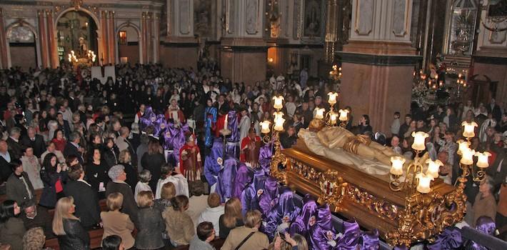 Milers de veïns mostren la seua devoció i participen en la Processó del Sant Soterrament