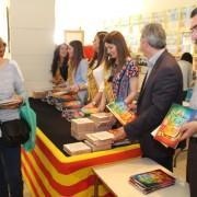 La reina i dames inicien el repartiment de les 2.000 llibrets de sant Pasqual 