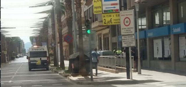 Un vehicle s’estampa contra l’ascensor del pàrquing de l’avinguda la Murà