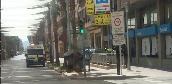 Un vehicle s’estampa contra l’ascensor del pàrquing de l’avinguda la Murà