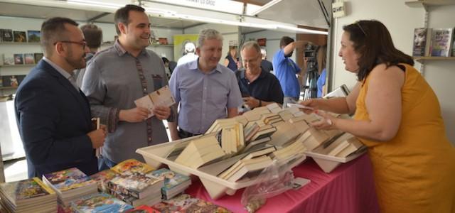 La Fira del Llibre prén la plaça de Colom i celebra la seua edició 15 amb una vintena d’expositors i activitats literàries 