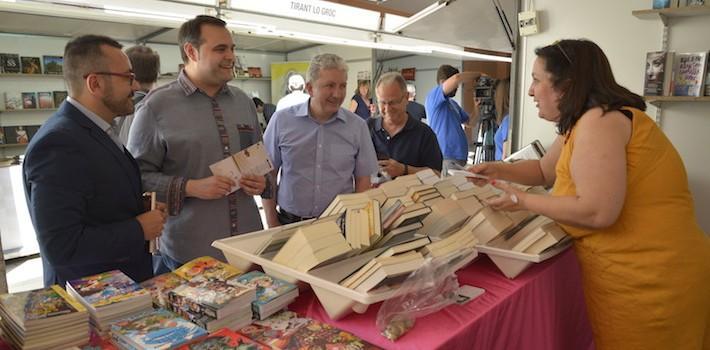 La Fira del Llibre prén la plaça de Colom i celebra la seua edició 15 amb una vintena d’expositors i activitats literàries 