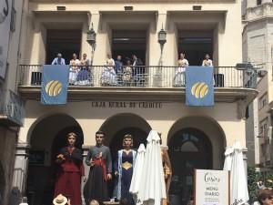 Dia 1 sant Pasqual - Els veïns assisteixen a l'anunci i lectura de pregó a la Plaça de la Vila