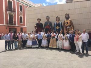 Dia 1 sant Pasqual - Junta, reina, dames i corporació municipal després de l'anuncia de festes en laPlaça de la Vila