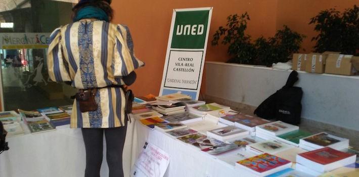 La UNED aconsegueix 150 quilos de solidaritat durant la Fira de Llibre de Vila-real