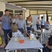 Benlloch promet en la seua visita al barri Botànic Calduch que “lluitaran perquè el jardí siga per als veïns”