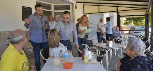 Benlloch promet en la seua visita al barri Botànic Calduch que “lluitaran perquè el jardí siga per als veïns”