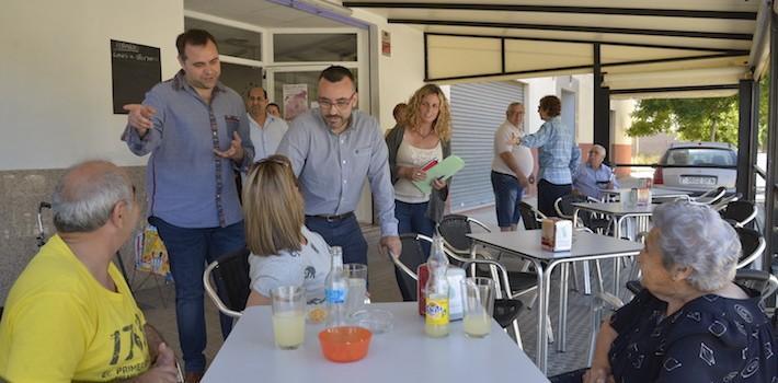 Benlloch promet en la seua visita al barri Botànic Calduch que “lluitaran perquè el jardí siga per als veïns”