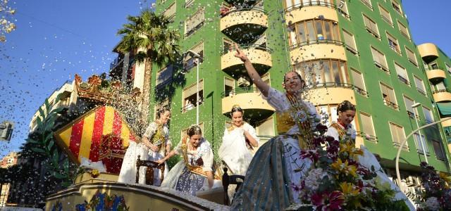 Música, colorit, diversió i picades d’ullet als ‘assumptes locals’ en la 54a edició de la Cavalcada de festes