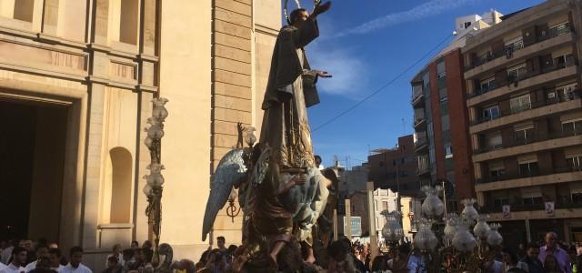 Els vila-realencs prenen els carrers per a admirar i lloar la nova imatge de sant Pasqual en el dia de la Processó