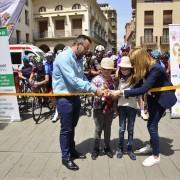 Dues xiquetes d’Aspanion donen el tret d’eixida al 71é Gran Premi de Ciclisme