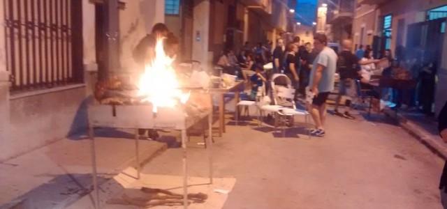 Els vila-realencs es congreguen al voltant del foc i una bona ració de carn per a gaudir de la tradicional Xulla