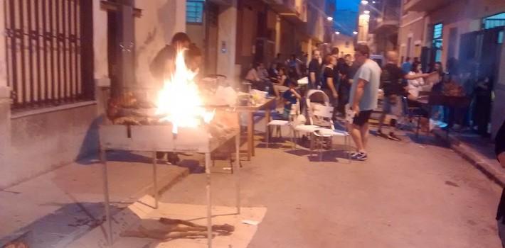 Els vila-realencs es congreguen al voltant del foc i una bona ració de carn per a gaudir de la tradicional Xulla