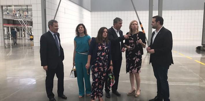 El conseller Climent visita Porcelonosa per a conèixer els avanços tecnològics de la indústria ceràmica local