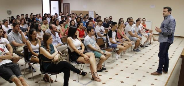 La reunió informativa per a optar a una de les 61 places d’Avalem congrega a més de 200 persones