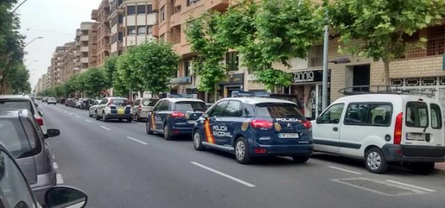 Una disputa familiar obliga a Policia Local i Nacional a mobilitzar-se a un habitatge enfront de l’Escultor Ortells