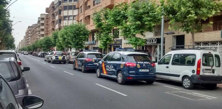 Una disputa familiar obliga a Policia Local i Nacional a mobilitzar-se a un habitatge enfront de l’Escultor Ortells