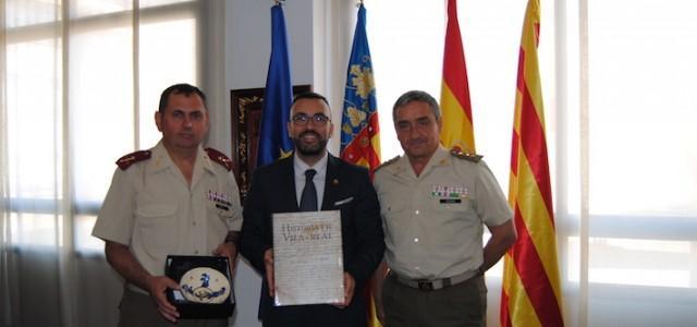 L’alcalde tanca amb responsables de Defensa la celebració de la primera jura de bandera civil a Vila-real