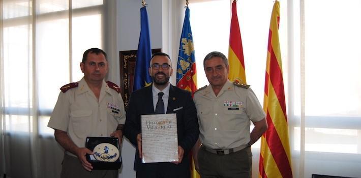 L’alcalde tanca amb responsables de Defensa la celebració de la primera jura de bandera civil a Vila-real