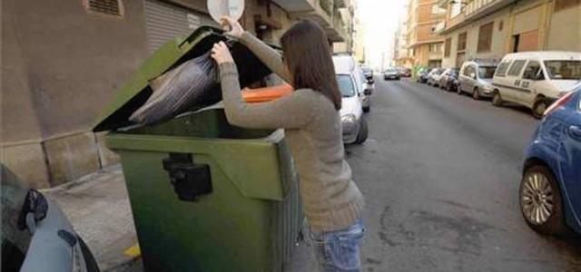 La Policia Local recorda en les xarxes socials que el fem s’ha depositar en els contenidors entre les 20.00 i les 23.00