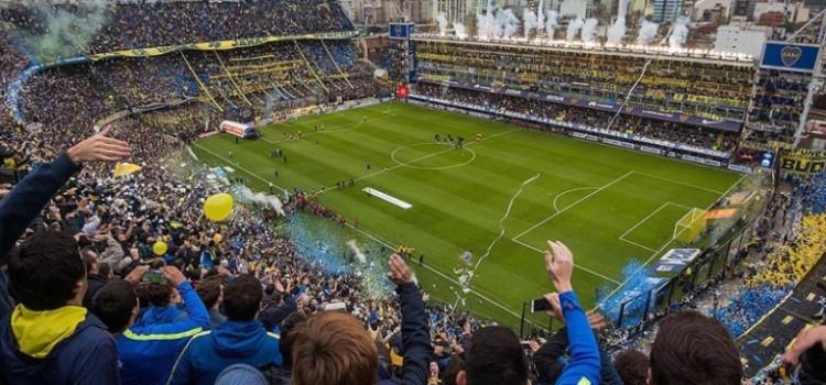 Una comitiva del Villarreal, entre jugadors i autoritats, parteix cap a Buenos Aires