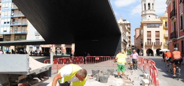 Serveis Públics reposa el paviment més danyat de la plaça Major 