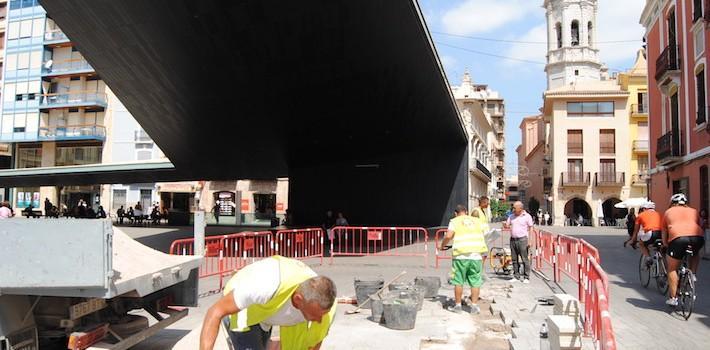 Serveis Públics reposa el paviment més danyat de la plaça Major 