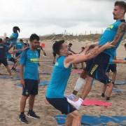 El Villarreal realitza un entrenament especial i més distès en la platja del Saler