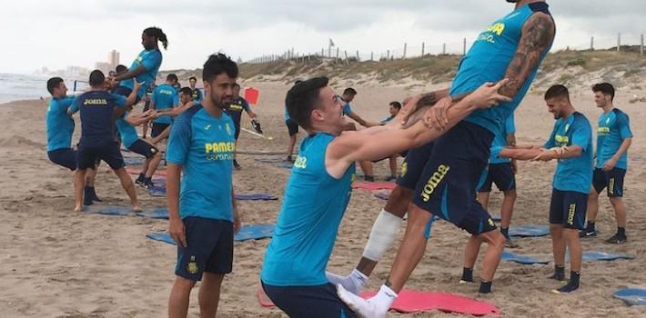 El Villarreal realitza un entrenament especial i més distès en la platja del Saler