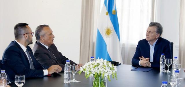 Vila-real estreny llaços i mostra el projecte de Ciutat del Futbol al president d’Argentina