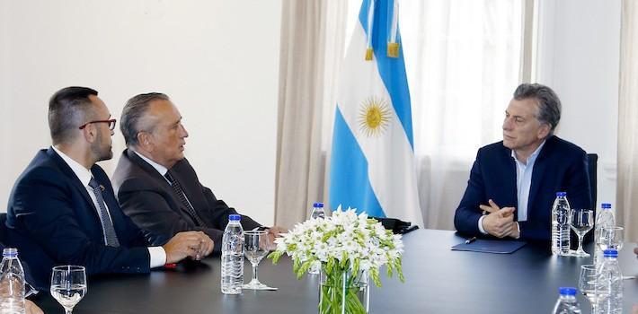 Vila-real estreny llaços i mostra el projecte de Ciutat del Futbol al president d’Argentina