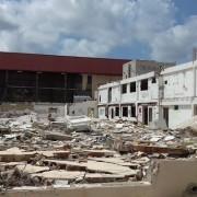 La demolició de les naus abandonades al camí Les Voltes, més prop després d’aclarir-se la titularitat