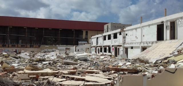 La demolició de les naus abandonades al camí Les Voltes, més prop després d’aclarir-se la titularitat