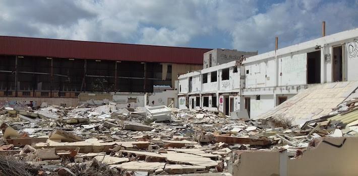 La demolició de les naus abandonades al camí Les Voltes, més prop després d’aclarir-se la titularitat