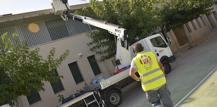 Les brigades netegen les cobertes del Carlos Sarthou i Pius XII per a prevenir problemes a la tardor 