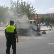 Un vehicle perd oli abundantment en la rotonda de l’Avinguda Alemanya i obliga a tancar el tràfic