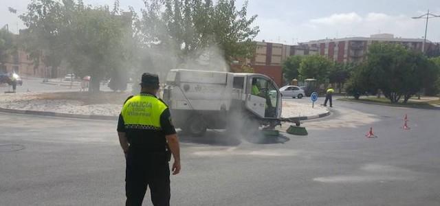 Un vehicle perd oli abundantment en la rotonda de l’Avinguda Alemanya i obliga a tancar el tràfic